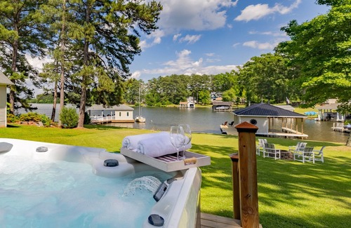 Myrick Estates House | 💥Waterfront💥Luxury HotTub🥇 Kayaks & Paddleboards 💥Pet Friendly, Game Room!