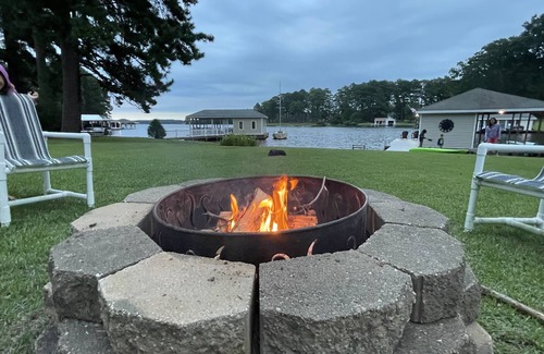 Myrick Estates House | 💥Waterfront💥Luxury HotTub🥇 Kayaks & Paddleboards 💥Pet Friendly, Game Room!