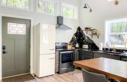 Vein Mountain Cabin | Waterfront Luxury Retreat in 75-Acre Forest. Hike, Kayak, and Soak.