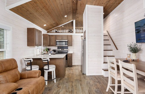 Muscle Shoals House | Waterfront Luxury Tiny Home 180 South on Wilson Lake Close to Robert Trent Jones