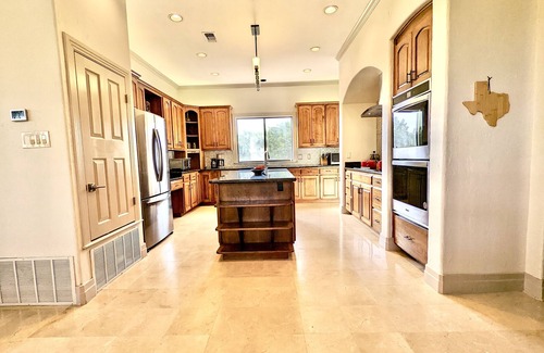 New Braunfels House | Waterfront Luxury Home on 5 Acres. nSleeps 22. Beds: 5 king, 4 queen, 4 twin XL