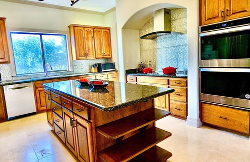 New Braunfels House | Waterfront Luxury Home on 5 Acres. nSleeps 22. Beds: 5 king, 4 queen, 4 twin XL