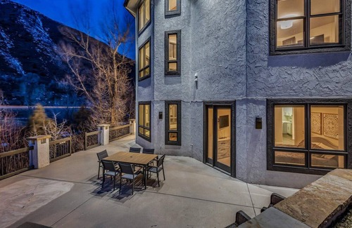Basalt House | Waterfront Luxury Villa Near Aspen