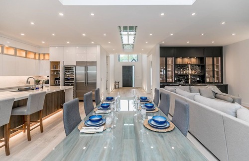 Innisfil House | Waterfront Luxury with Pool