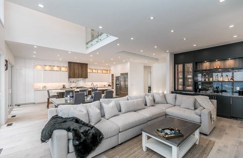 Innisfil House | Waterfront Luxury with Pool