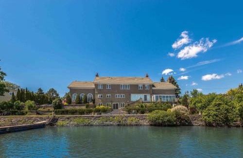 Beloeil Villa | Waterfront Mansion with River & Mountain View, 40 Minutes from Montreal