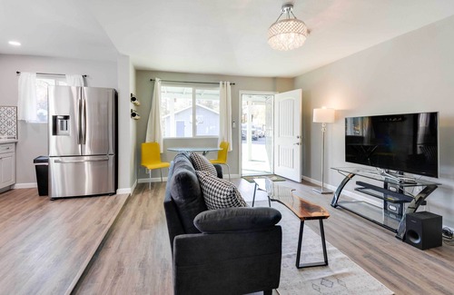 Mariposa Cabin | Waterfront Mariposa Hideaway: Hot Tub & Mtn Views!