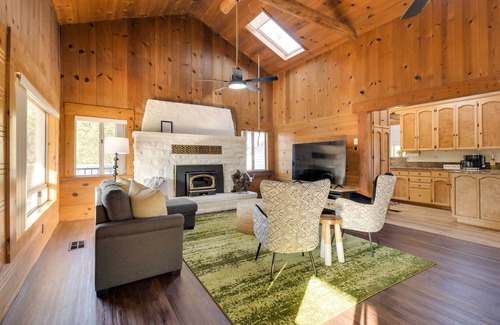 Mariposa Cabin | Waterfront Mariposa Vacation Rental w/Hot Tub