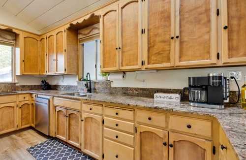 Mariposa Cabin | Waterfront Mariposa Vacation Rental w/Hot Tub