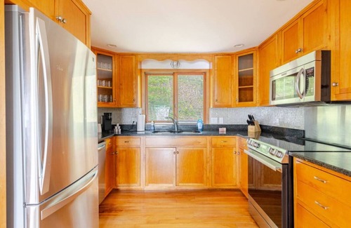 Mashpee House | Waterfront Mashpee 5Bed/3Bath house with AC and WiFi w/Private Beach