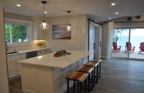 Selkirk Cottage | Waterfront Modern Cozy 3-bedroom Entire Cottage