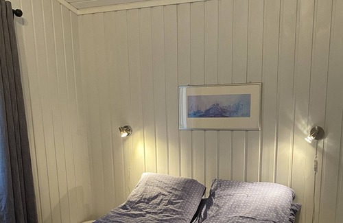 Vestvagøy Cabin | Waterfront mountain view cabin Lofoten