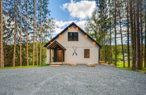 New Albany House | Waterfront New Albany Retreat with Therapy Animals