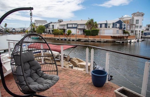 Waterfront House | WATERFRONT -NEW LISTING LUXURY 4 BED ON THE WATER