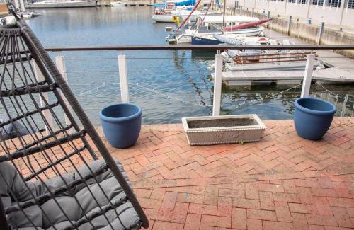 Waterfront House | WATERFRONT -NEW LISTING LUXURY 4 BED ON THE WATER