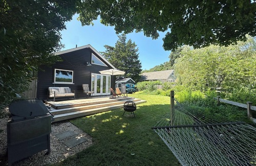 East Marion Cabin | Waterfront NoFo Cottage with public beach access