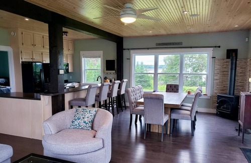 Oyster Bed House | Waterfront, North Shore, close to beaches & city, sleeps 10