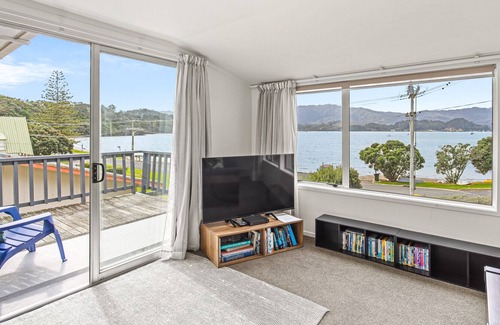 Coromandel House | Waterfront Vista Wyuna Bay. Only steps to the Bay/Boat ramp. Recently Renovated.