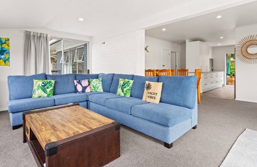 Coromandel House | Waterfront Vista Wyuna Bay. Only steps to the Bay/Boat ramp. Recently Renovated.