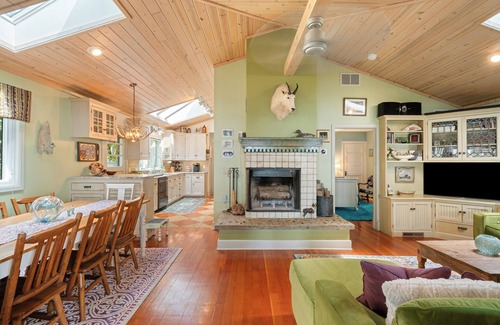 Lake Mills House | Waterfront ~On Rock Lake ~ Firepit ~ Fishing