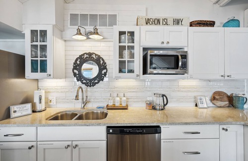 Burley House | Waterfront - On The Beach! Green Cleaned-Pet Friendly
