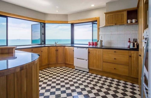 New Plymouth House | Waterfront On Woolcombe - 4BR holiday apartment