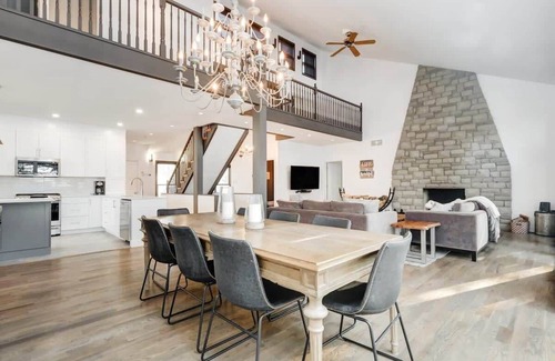 Rideau Lakes House | Waterfront open concept dream cottage with hot tub