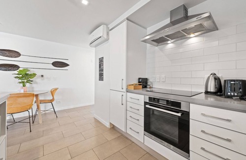 Paihia Apartment | Waterfront Paihia Apartment with Pool.
