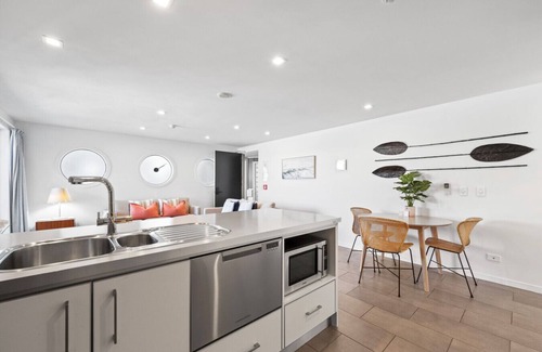 Paihia Apartment | Waterfront Paihia Apartment with Pool.