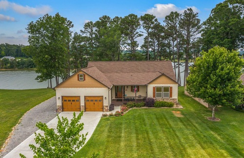 Rutledge House | Waterfront Paradise! Cherokee Lake Vacation Home! NEW! Hot Tub! Gameroom!