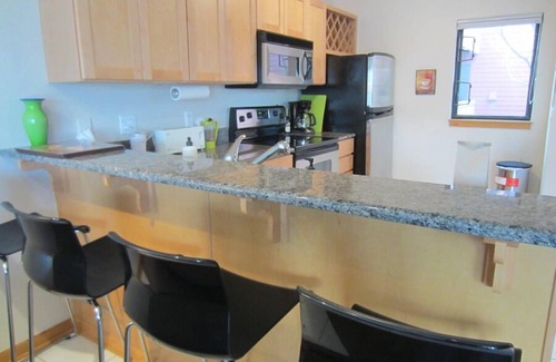 Old Town Chinatown Condo | Waterfront Pearl Home Away from Home
