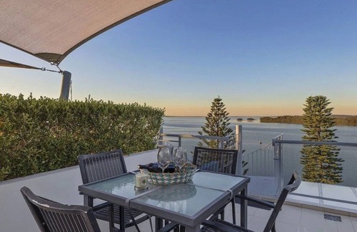 The Entrance Apartment | Waterfront Penthouse with heated jacuzzi and private rooftop terrace