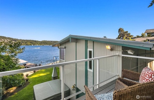 Viewpoint Apartment | Waterfront-Petit Studio on Lake Sammamish near Microsoft with Hot Tub