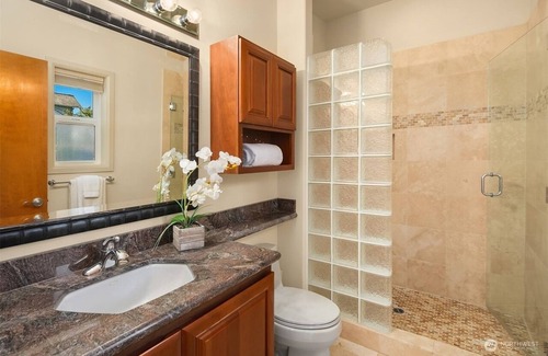 Viewpoint Apartment | Waterfront-Petit Studio on Lake Sammamish near Microsoft with Hot Tub