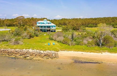 Morehead City House | Waterfront, Private Beach, Family Gatherings, 5 Bedrooms, and beautiful Sunsets!