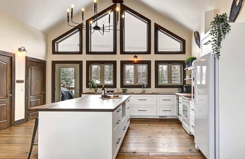 Labelle Ski Chalet | Waterfront private Beach 2 hot tubs Pool Sauna 21p.