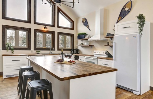 Labelle Ski Chalet | Waterfront private Beach 2 hot tubs Pool Sauna 21p.