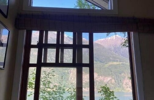 D'Arcy House | Waterfront private Getaway on Anderson Lake