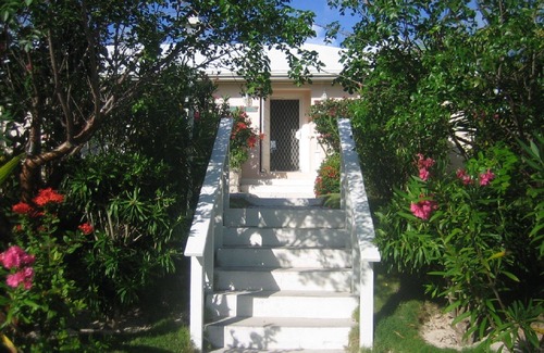 Rainbow Bay Villa | Waterfront. Private sea entry. Gazebo, Kayaks, Wifi. 300ft to Rainbow Beach