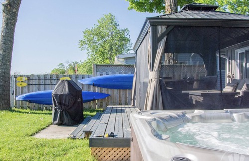 Victoria Harbour Cottage | Waterfront Property w/HotTub