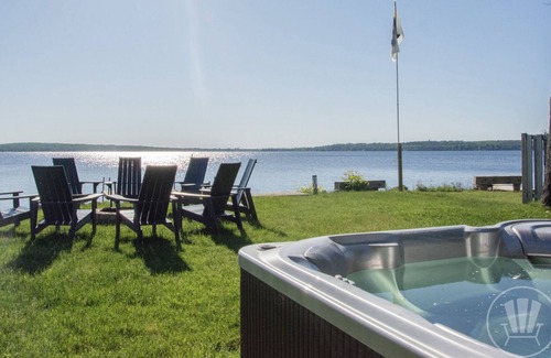 Victoria Harbour Cottage | Waterfront Property w/HotTub
