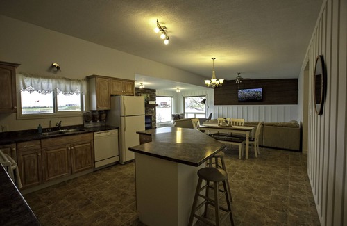Division No. 3 House | Waterfront property 25 min from Waterton