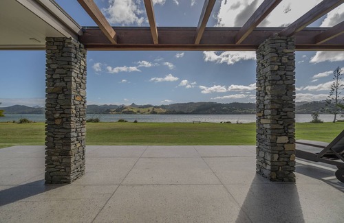 Pauanui House | Waterfront property - House plus guest house