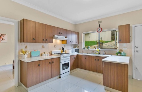 Putney House | Waterfront property located in Putney