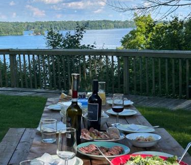 Rideau Lakes House | Waterfront Q Estate summer cottage