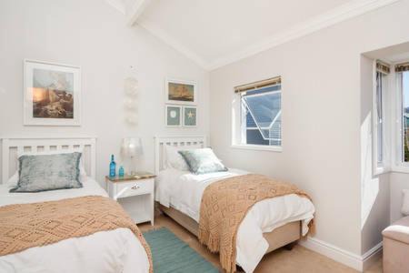 Knysna Central Apartment | WATERFRONT - Quay Largo two bedroom on the water with mooring