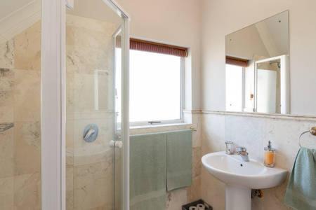 Knysna Central Apartment | WATERFRONT - Quay Largo two bedroom on the water with mooring