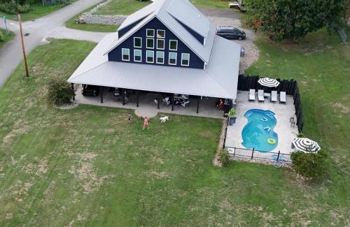 Roscoe House | Waterfront Resort Escape
