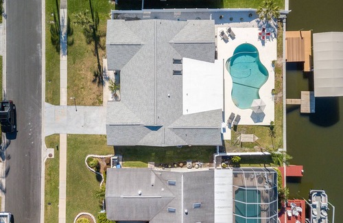 Bay Crest Park House | WATERFRONT RESORT! ON TAMPA BAY WITH SALT HEATED POOL KAYAKS & PADDLEBOARDS 5BDR