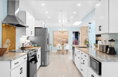 Coral Ridge Isles House | Waterfront Retreat, Heated Pool* 6 bedrooms, arcade